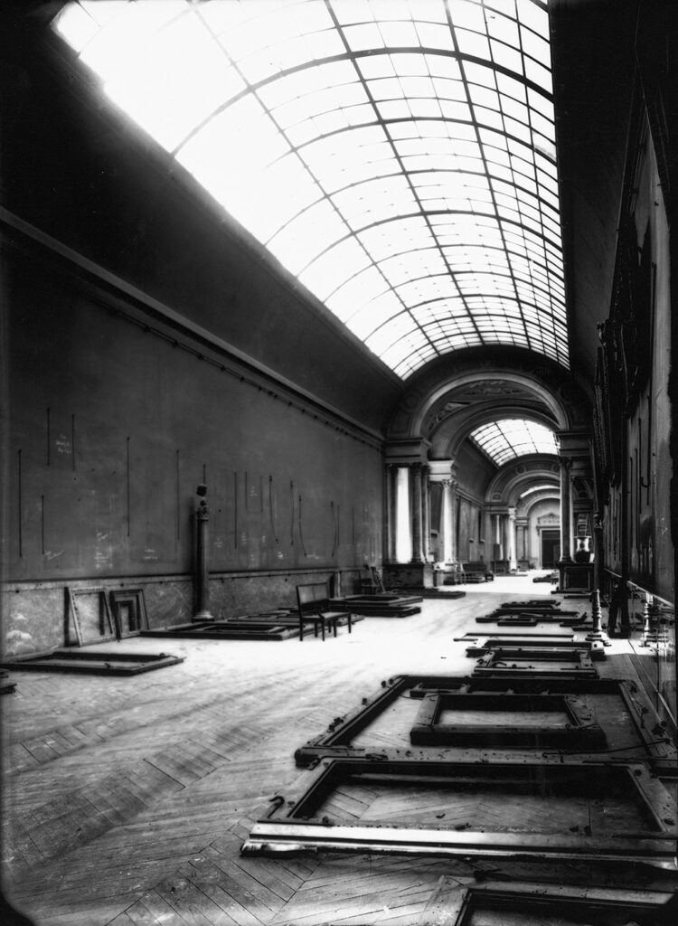 © Marc Vaux, La grande galerie abandonnée, 1939